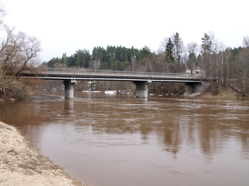 Pie Cēsīm Gauja vēl mierīga