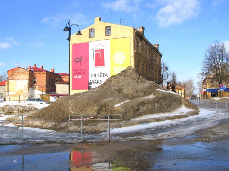 Atceļ nodevu reklāmas izvietošanai Cēsu novadā