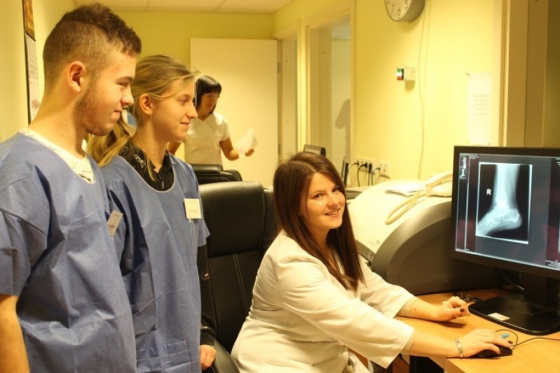 Ēnu dienā “Cēsu klīnikā” viesojas piecpadsmit jaunieši no dažādām pilsētām