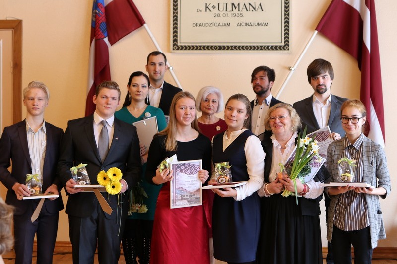 DACVĢ pasniegtas Absolventu ģimeņu balvas