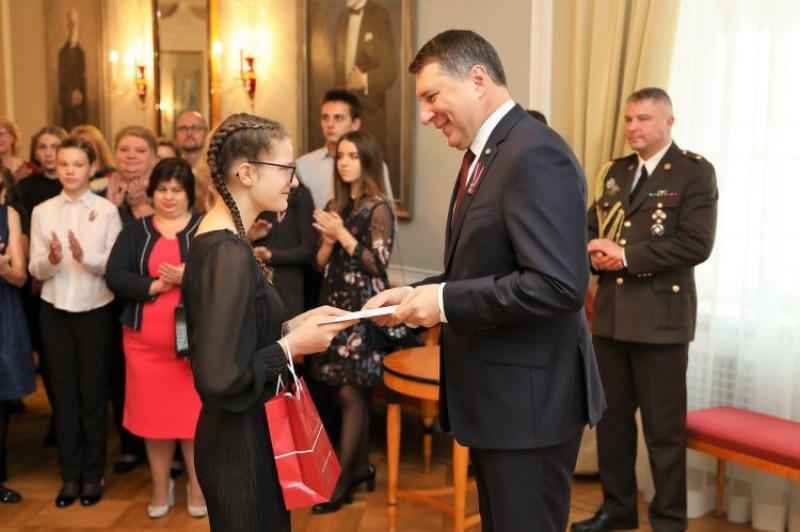 Dārta Alksnīte no DACVĢ saņem Valsts prezidenta balvu