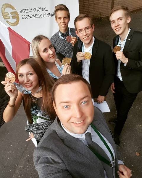 CVĢ skolniecei Diānai Paulai Upmalei bronza pasaules ekonomikas olimpiādē