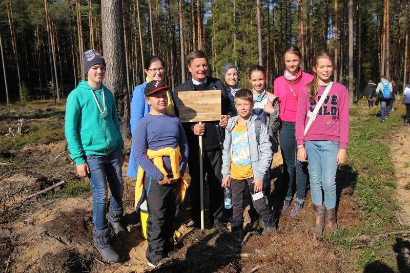 Cēsu pilsētas Pastariņa sākumskolas skolēni stāda OMAs mežu