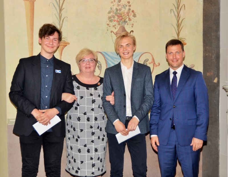 Pašvaldība sveic Cēsu izcilākos skolēnus