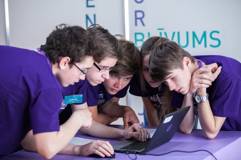 Cēsu 1.pamatskola izcīna 2.vietu konkursa "Fizmix Eksperiments" Vidzemes finālā