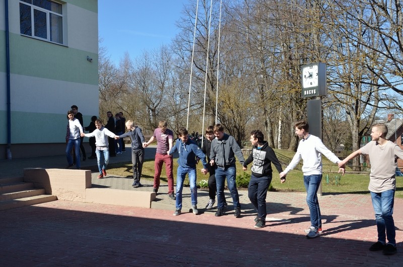 DACVĢ turpina tradīciju "Sadosimies rokās ap savu skolu!"