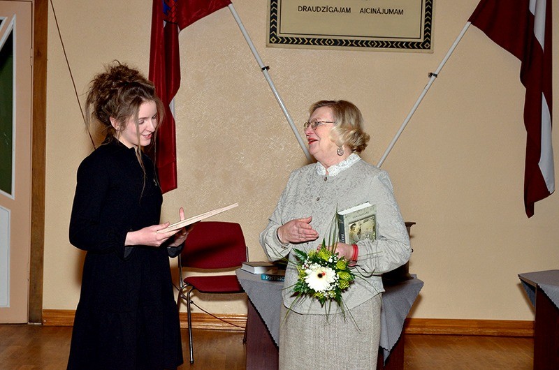 DACVĢ skolniecei sasniegumi skatuves runas un mazo formu uzveduma konkursā