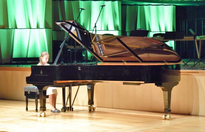 Alfrēda Kalniņa mūzikas vidusskola ar krāšņu koncertu sveic atbalstītājus