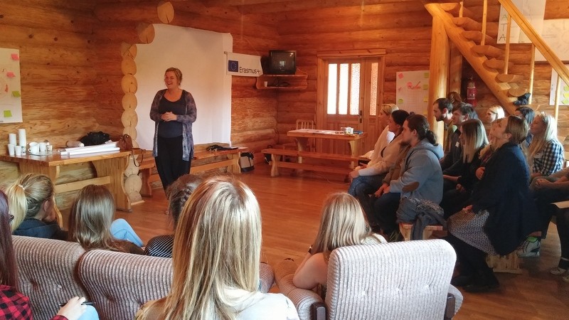 Bijušā Cēsu rajona jaunatnes speciālisti tiekas projektu pārrunāšanai