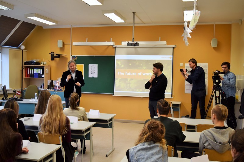 Cēsu 2.pamatskolā skolotāja lomā iejūtas "Swedbank" valdes priekšsēdētājs