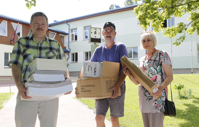 Draudzīgā Aicinājuma Cēsu Valsts ģimnāzija saņem preces mācību procesa modernizēšanai