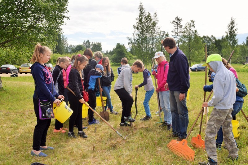 Rāmuļu skolēni apgūst zināšanas par zālāju nozīmi dabā