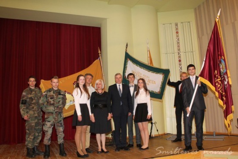 Cēsu pulka Skolnieku rotas piemiņas karogs atgriežas Cēsīs