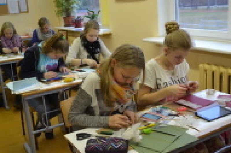 Skolēni gatavo apsveikuma kartītes