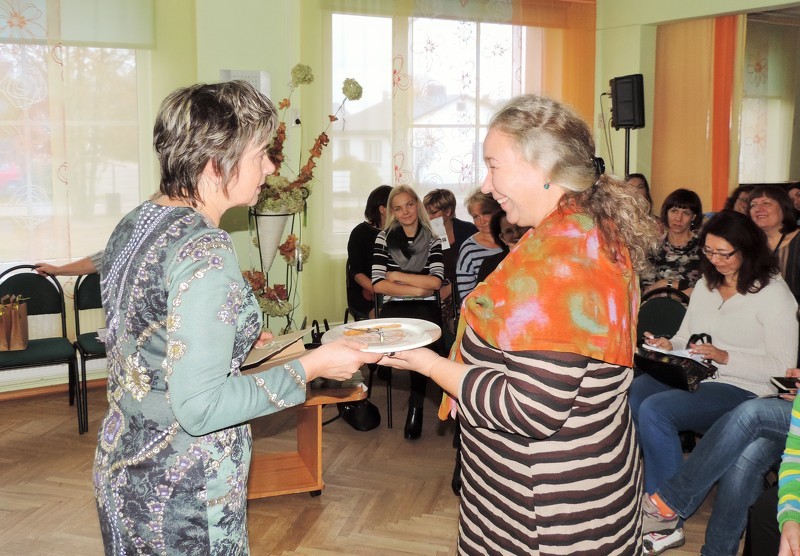 Izglīto par vecāku un bērnu savstarpējo komunikāciju