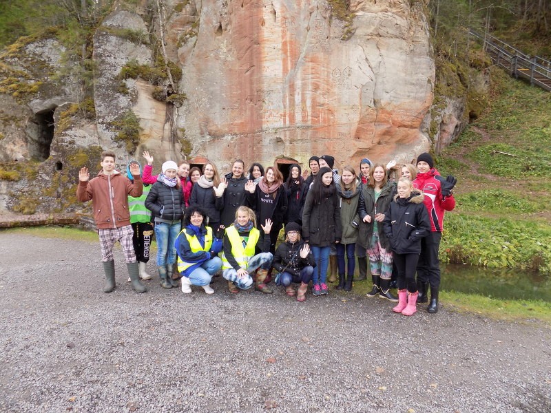 Cēsnieki piedalās vides nometnē „Izzini upi”