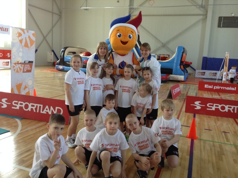 Cēsu 1.pamatskolas 1.a klase - Latvijas 1. klašu skolēnu sporta un prāta spēļu „Sportland pirmie soļi basketbolā” laureāti