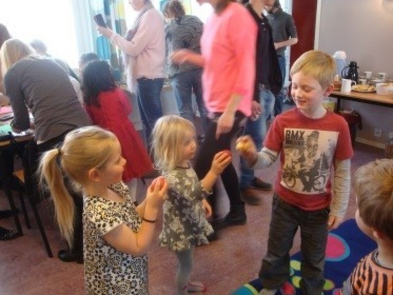 Cēsu skolotāja māca latviešu Lieldienu tradīcijas Upsalā