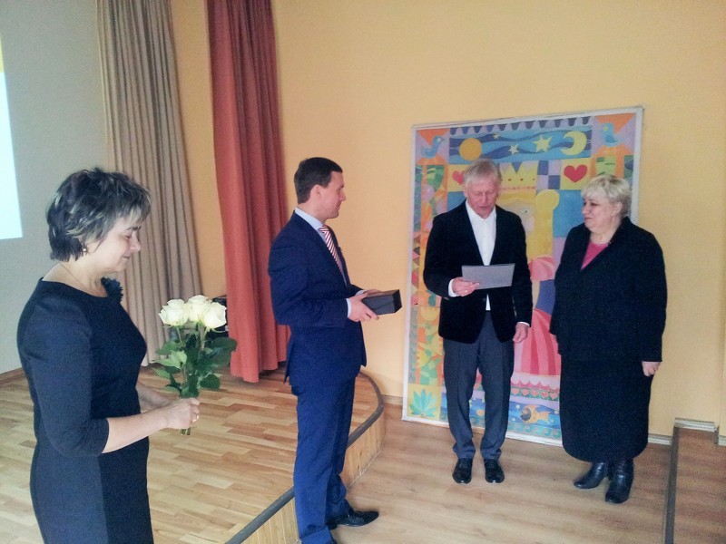 Cēsu Valsts ģimnāzijas direktore saņem Latvijas Skolotāju balvu un rektora atzinības rakstu