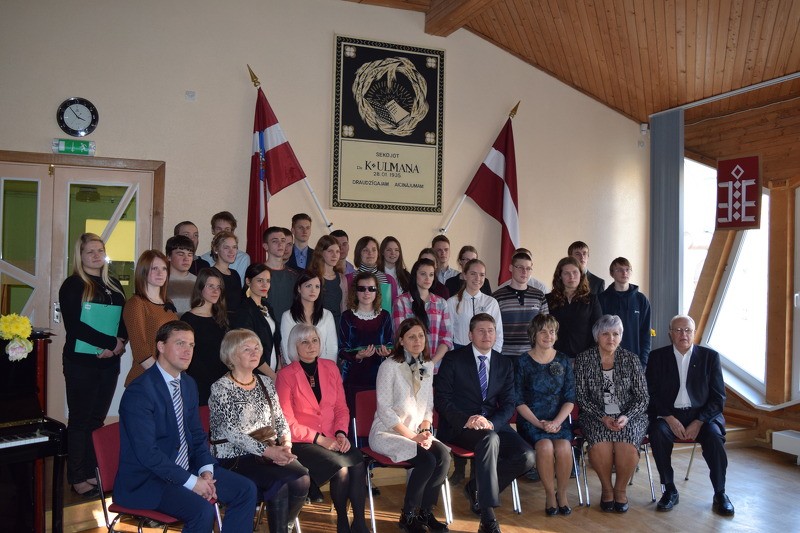 Vēsturiskā Cēsu rajona skolēni saņem stipendijas