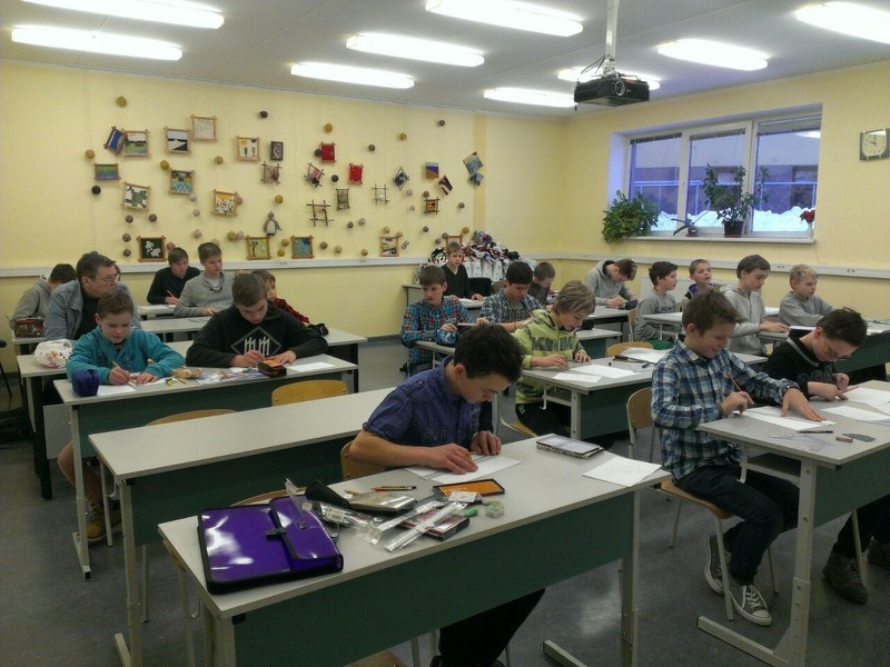 Zēni sacenšas tehniskās grafikas olimpiādē