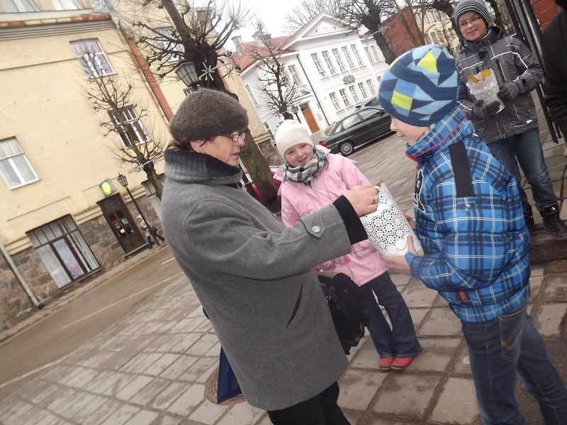 Pastariņa sākumskolas skolēni sveic Jaunajā gadā