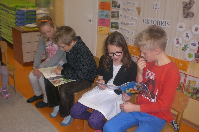 Skolēni bērnudārza audzēkņus iepazīstina ar lasīšanas prieku