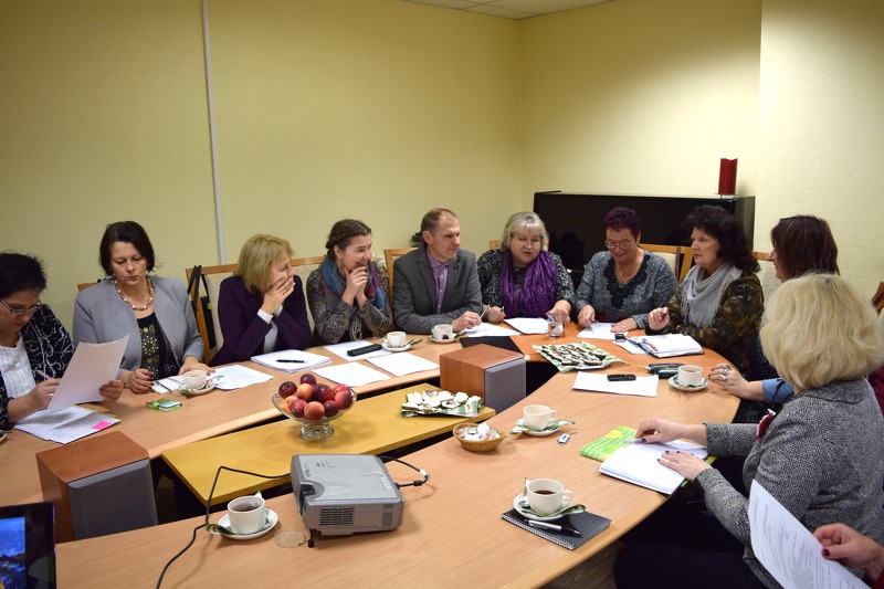 Cēsu pedagogi pārrunā darba samaksas jautājumus