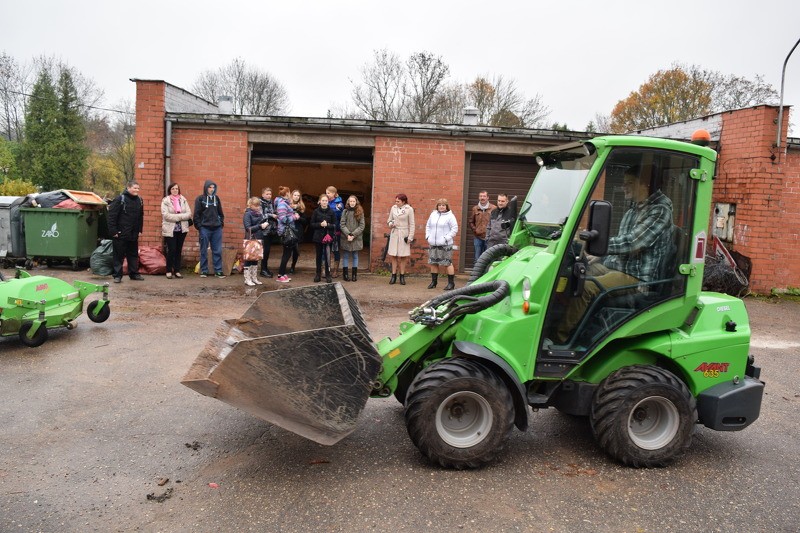 Karjeras nedēļā Cēsu skolēni brauc ar minitraktoru