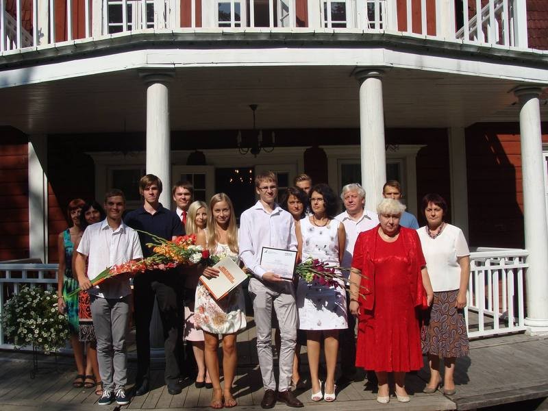 Cēsu Valsts ģimnāzijas absolventi saņem biznesa izglītības sertifikātus