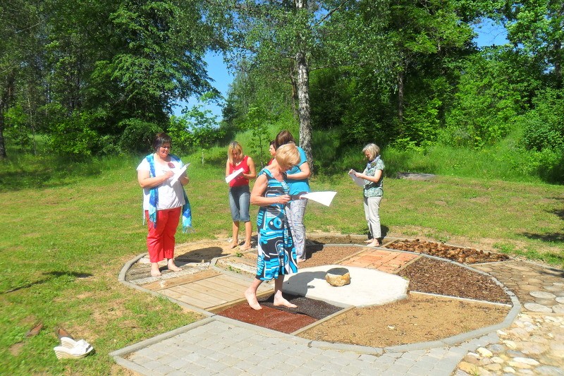 Cēsu novada sākumskolu skolotāji iepazīst Jušu taku