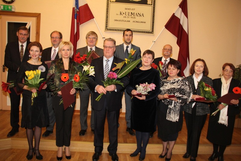 Pasniedz Draudzīgā aicinājuma fonda apbalvojumus