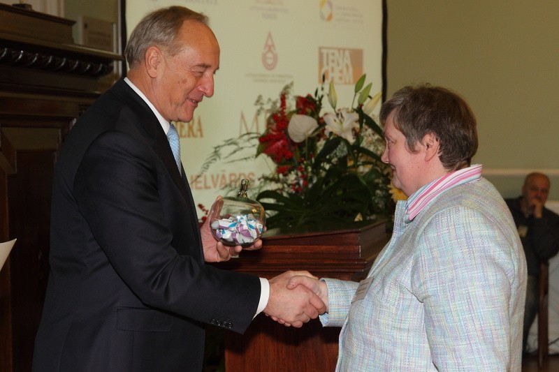 Cēsu pilsētas pamatskolas skolotājai IZM Atzinības raksts