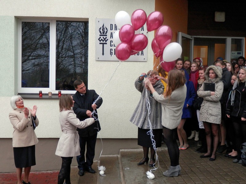 Draudzīgā Aicinājuma Cēsu Valsts ģimnāzijai atklāts uzraksts