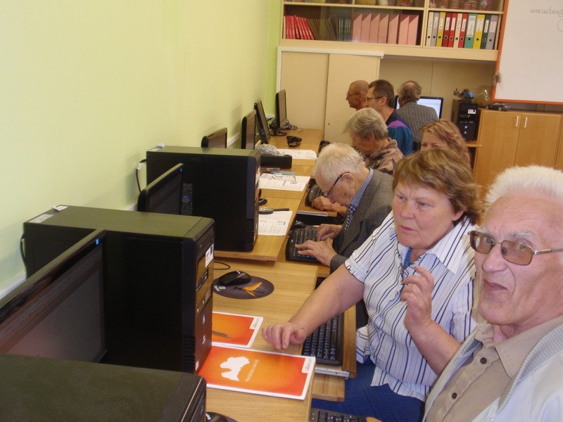 Pirmā senioru grupa Cēsīs noslēdz Pieslēdzies, Latvija! datorapmācību kursus