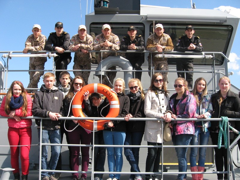 Skolēni apmeklē Latvijas Jūras spēku patruļkuģi „Cēsis”