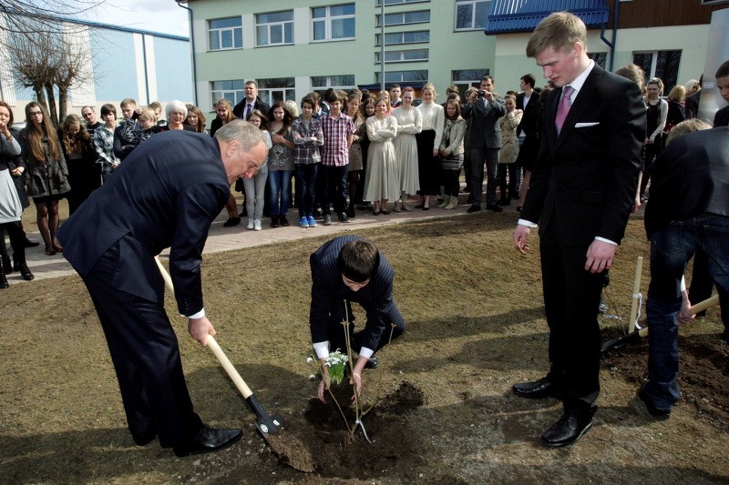 Valsts prezidents Andris Bērziņš viesojas Draudzīgā Aicinājuma Cēsu Valsts ģimnāzijā
