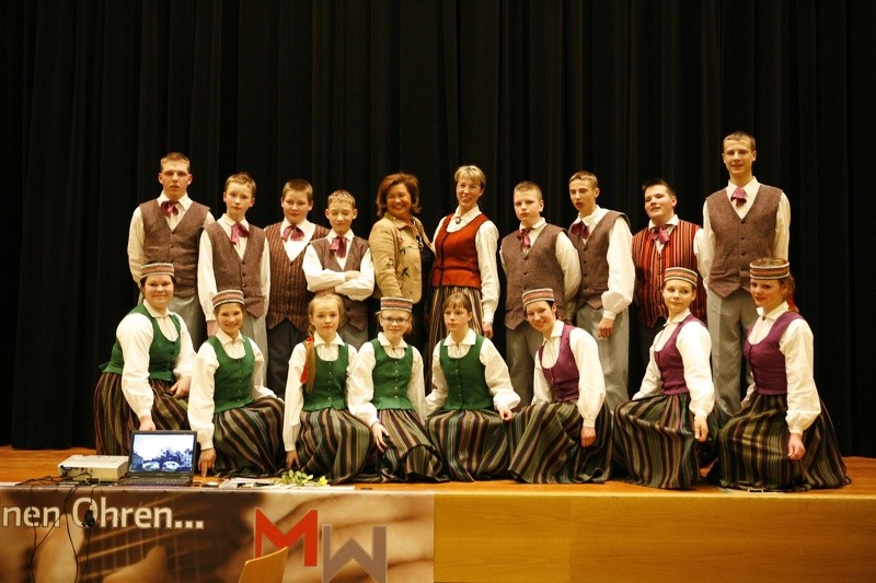 Rāmuļu dejotāji uzstājas Ahimā