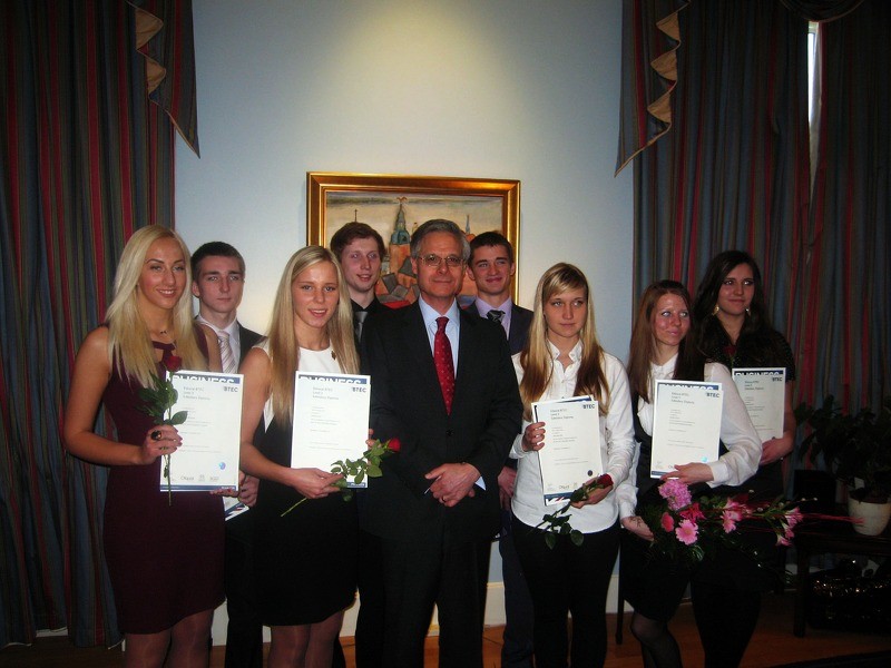 Cēsnieki Lielbritānijas vēstniecībā saņem diplomus