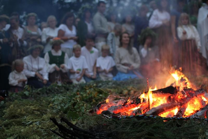 Gadskārtas latviskajā tradīcijā - Saules godināšana