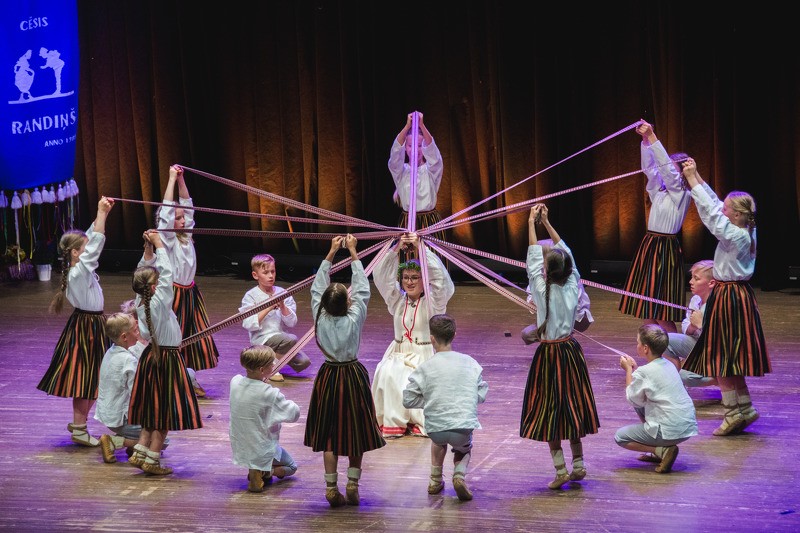 Tautas deju kolektīvs "Randiņš" meklē koncertmeistaru