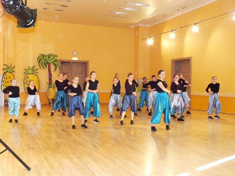 Mūsdienu deju dejotāji gūst pieredzi sacenšoties konkursā