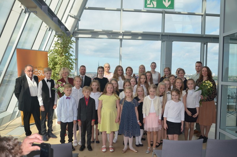 Alfrēda Kalniņa Cēsu Mūzikas vidusskolas kolektīvs sniedz koncertu Latvijas Nacionālajā bibliotēkā