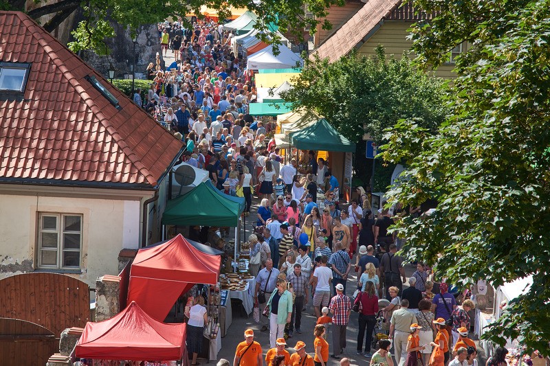 Amatnieki un tirgotāji aicināti pieteikties Cēsis 811 svētku tirdziņam