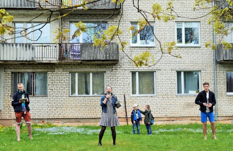 Izrāde "Nāc laukā!" Cēsu pagalmos