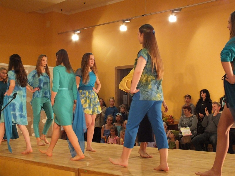 Cēsīs notikusi tērpu kolekciju modes skate