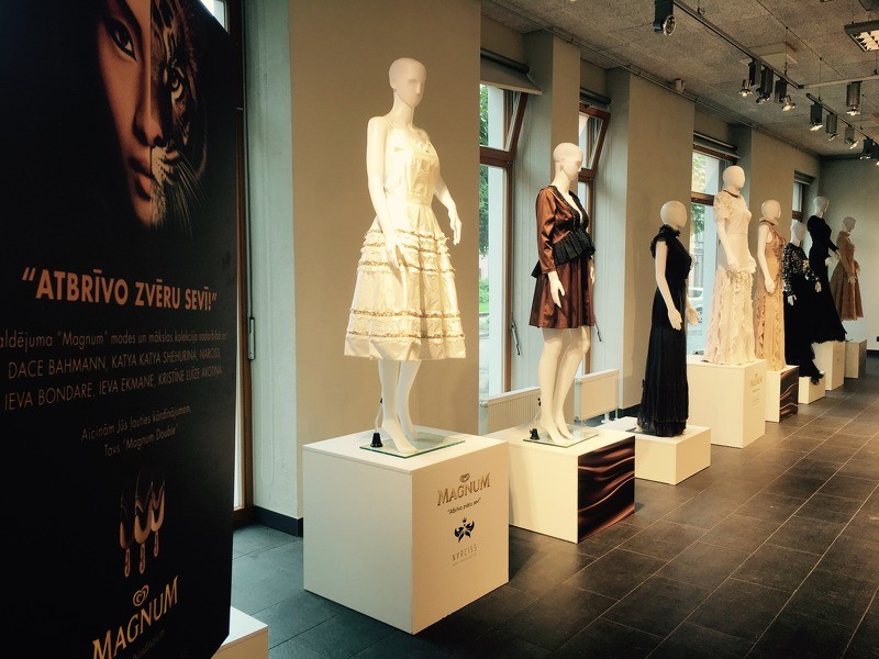 Vidzemes koncertzālē “Cēsis” apskatāma modes un mākslas kolekcija “Atbrīvo zvēru sevī!”