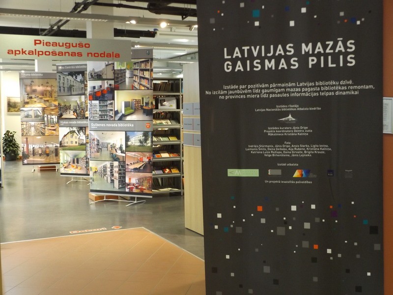 Cēsīs skatāma ceļojošā fotoizstāde “Latvijas mazās gaismas pilis”