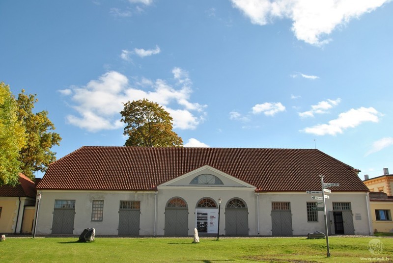 Cēsu Izstāžu Namā atklāta pilsētas Mākslas skolas ikgadējā diplomandu darbu izstāde