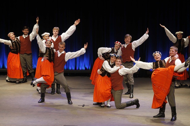 Sākas Latvijas deju kolektīvu skates